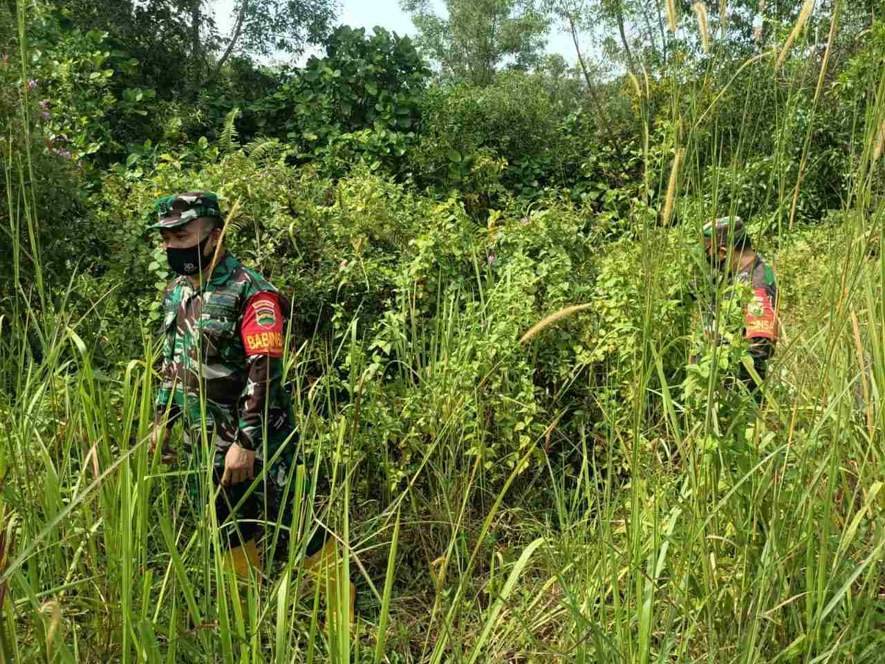 Serka TR. Lase dan Koptu M. Silaban Patroli Hot Spot di Desa Kuala Penaso