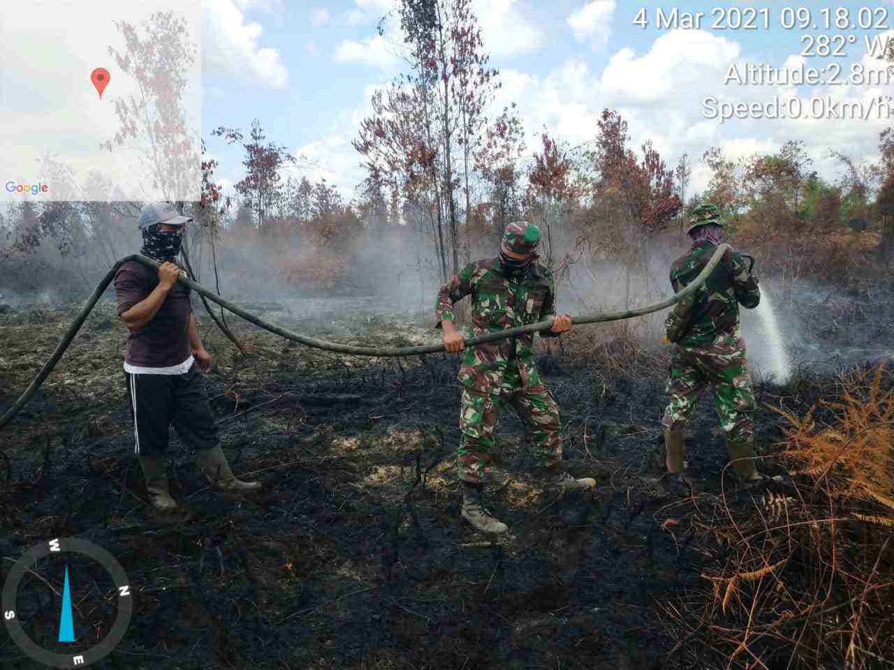 Lakukan Pemadaman Api Bersama Tim Gabungan, Serka TR Lase Tampak Berjibaku