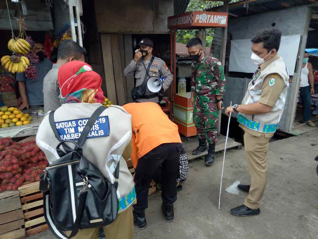 Tingkatkan Protkes, Babinsa Koramil 04/Mandau Laksanakan Patroli Yustisi di Pasar Kasim