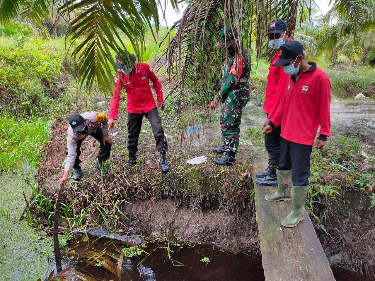 Patroli Karlahut di Perbatasan Desa Pinggir dan Desa Bulu Apo