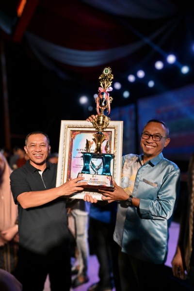 Diserahkan Wakil Bupati, Dinas Koperasi Raih Juara I Lomba Kebersihan Kantor Hari Jadi Ke-514 Bengkalis
