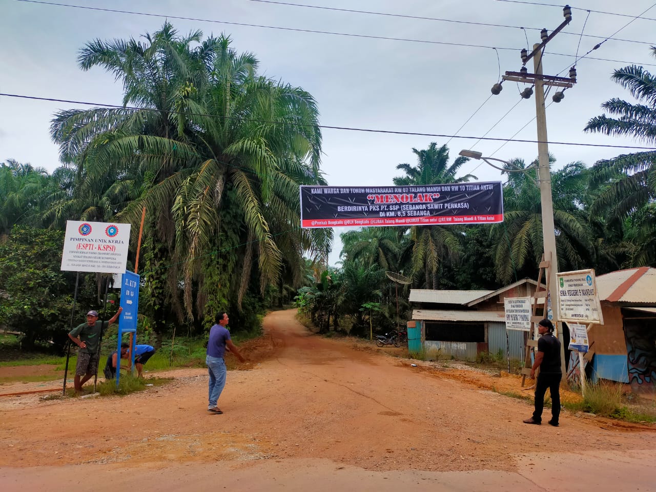 Warga Pasang Spanduk Penolak Pendirian Pabrik Kelapa Sawit di Sebanga