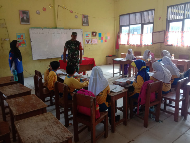 Babinsa Kopda S. Nasution Berikan Komsos Pancasila Kepada Siswa SDN 03 Talang Muandau