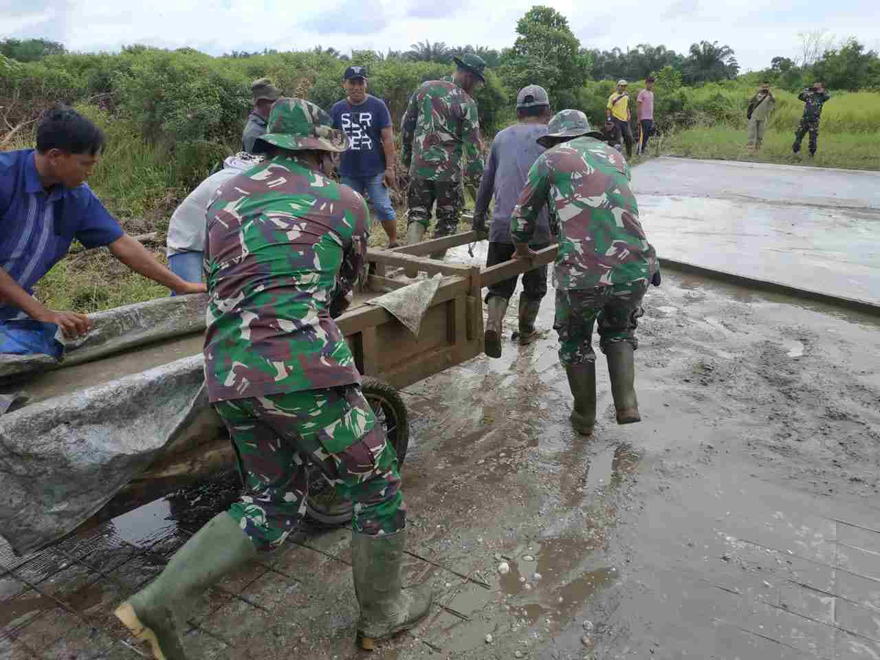 Kebersamaan di Lokasi TMMD Membuat Pekerjaan Berat Menjadi Ringan