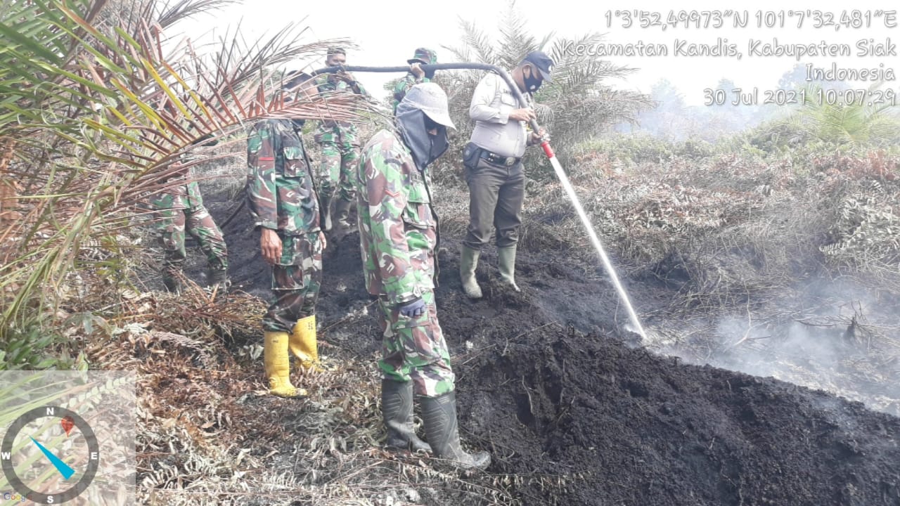 Babinsa Koramil 04/Mandau Berjibaku Memadamkan Api di Desa Pangkalan Libut, Pinggir