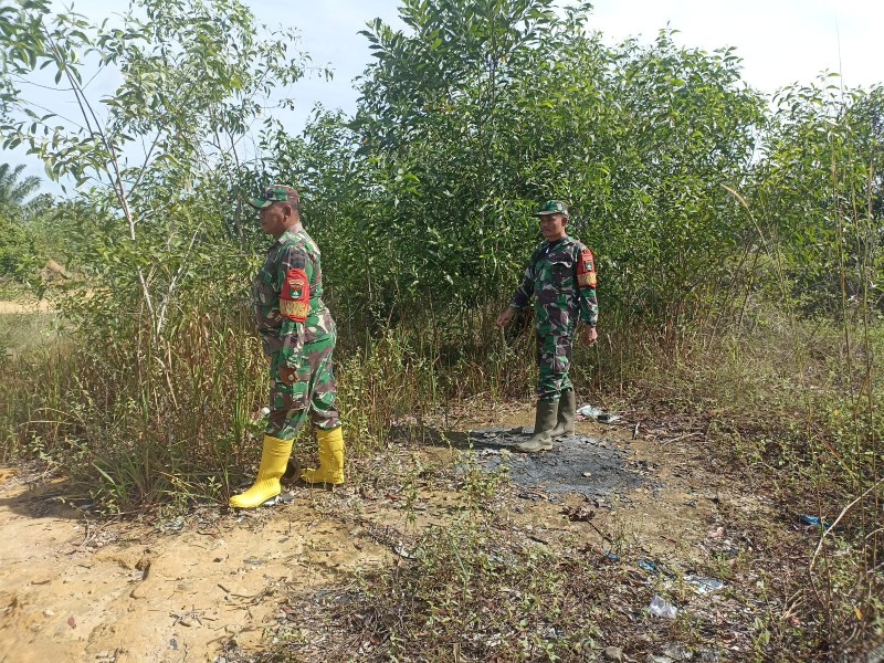 Babinsa Serma Agus liadi, Serma SDG Barus, Sertu Robbi Patroli Karhutla di Desa Petani, Batsol, Bengkalis