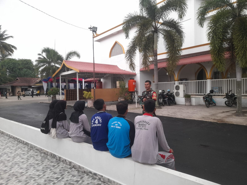 Babinsa Sertu SDG Barus Berikan Komsos Pancasila Kepada Siswa di Kelurahan Talang Mandi, Mandau