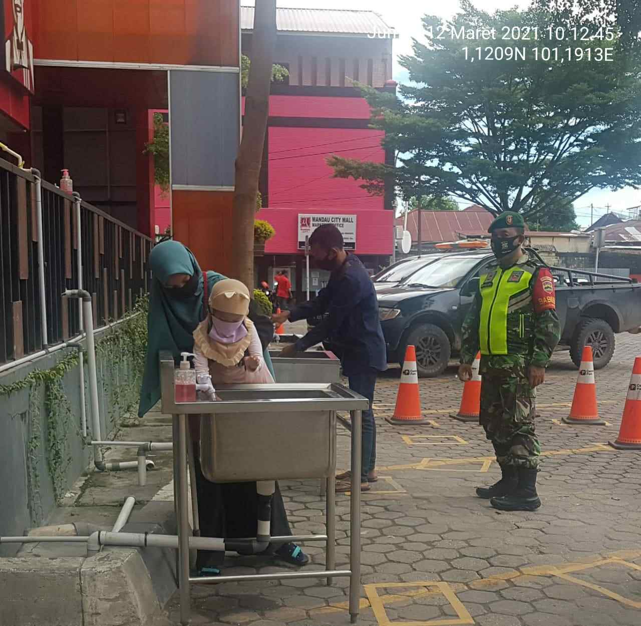 Penyebarannya dicegah, Serka Fauzi Cek Protkes Covid 19 Pengunjung Mall Mandau City