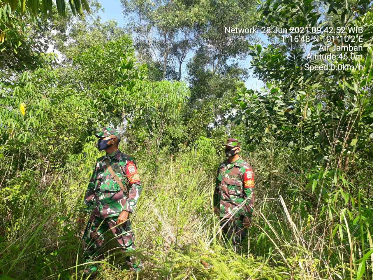 Serma Armen dan Sertu Agung Patroli Titik Hot Spot di Kelurahan Air Jamban