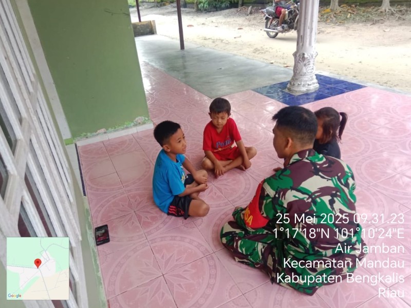 Babinsa Sertu M. Firki Berikan Penyuluhan Pancasila Kepada anak - anak di kelurahan Air Jamban, Kampung Pancasila