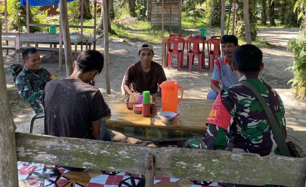 Babinsa Serka Ristiyo Berikan Komsos Pancasila Kepada Warga RT 01 RW 02 Kelurahan Air Jamban, Mandau, Bengkalis