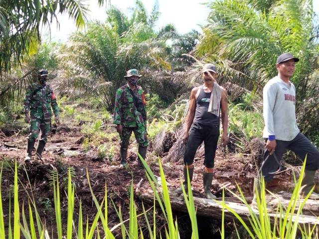 Serma Sutrisno dan Serda Awaluddin Patroli Karhutla di Desa Kesumbo Ampai