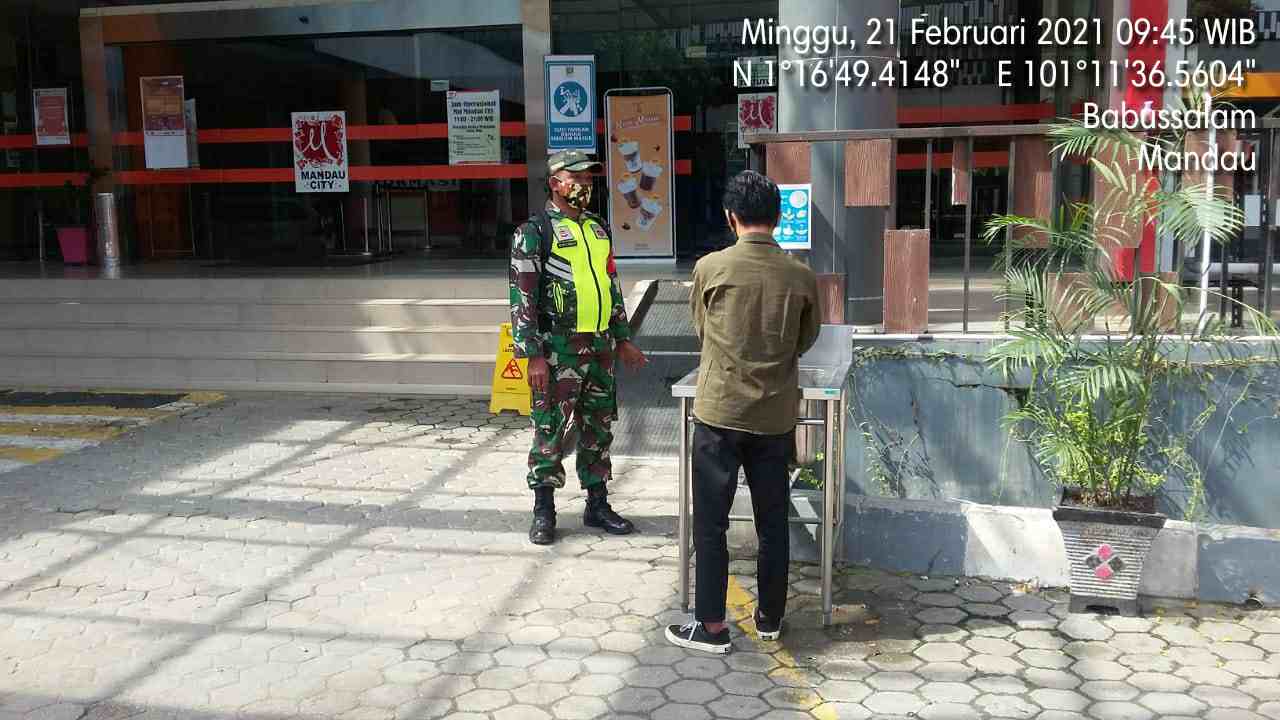 Antisipasi Covid-19, Sertu SDG. Barus Himbau Pengunjung Mall Mandau City