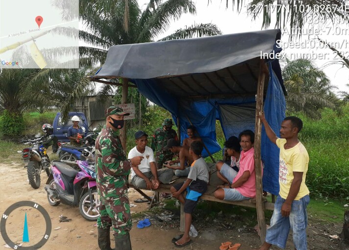 Babinsa Koramil 04/Mandau Sertu Agung dan Koptu M. Silaban Komsos di Pematang Pudu