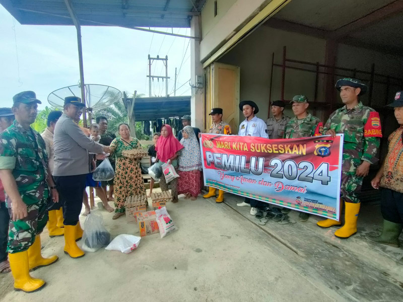 Berikan Bantuan Sembako, Polsek Rimba Melintang Sosialisasikan Pemilu Damai kepada Masyarakat Terdampak Banjir