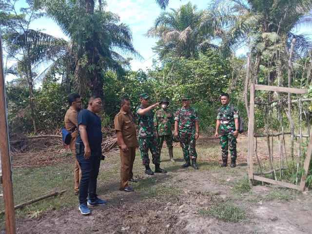 Danramil 03/Mandau dampingi kunjungan Dandim 0303/Bengkalis di lokasi Bedah Rumah