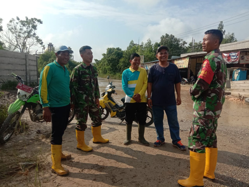 Babinsa Serda M. Fikri Ramadhan Berikan Komsos Pancasila Kepada Masyarakat kelurahan Air Jamban, Mandau