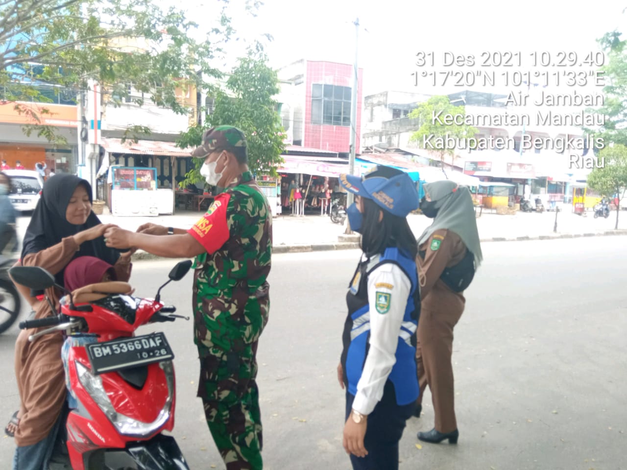 Babinsa Pelda Amiruddin Penerapan 3M PPKM di Posko Kecamatan Mandau