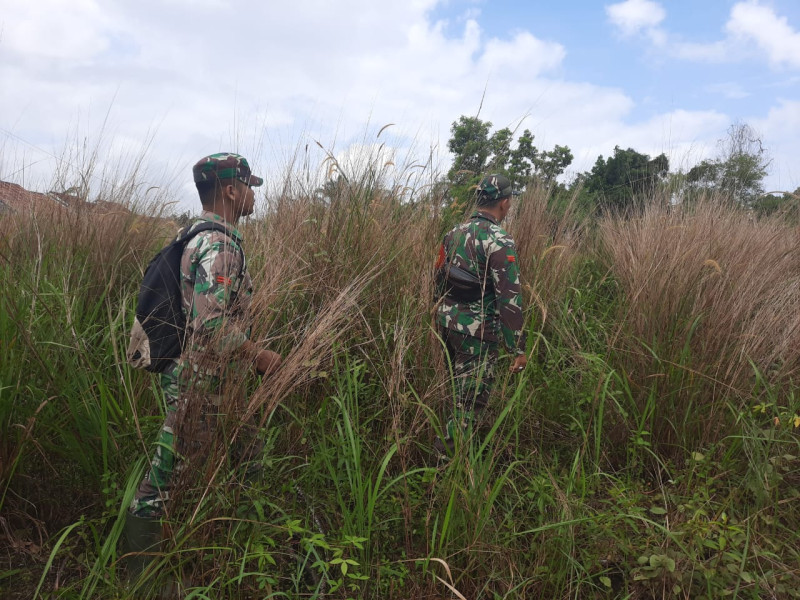 Babinsa Sertu Sutiman, Praka Alif dan Pratu D. Sinaga, Berpatroli Karhutla di Jalan Tegal Sari, Mandau