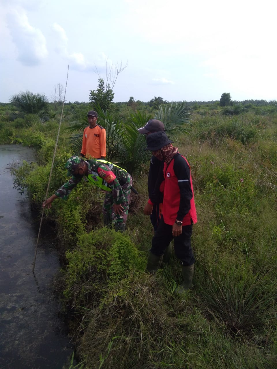 Meminimalisir Adanya Hot Spot, Serda S. Sijabat Berpatroli di Desa Tasik Serai Barat