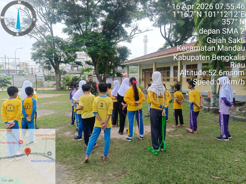 Babinsa Sertu FS. Sihotang Berikan Pemahaman Pancasila Sejak Dini di SDN 2 Mandau