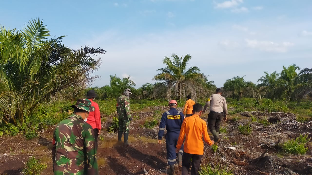 Serda AT. Silaban dan Kopda Muchsin Patroli Hot Spot di Desa Pangkalan Libut