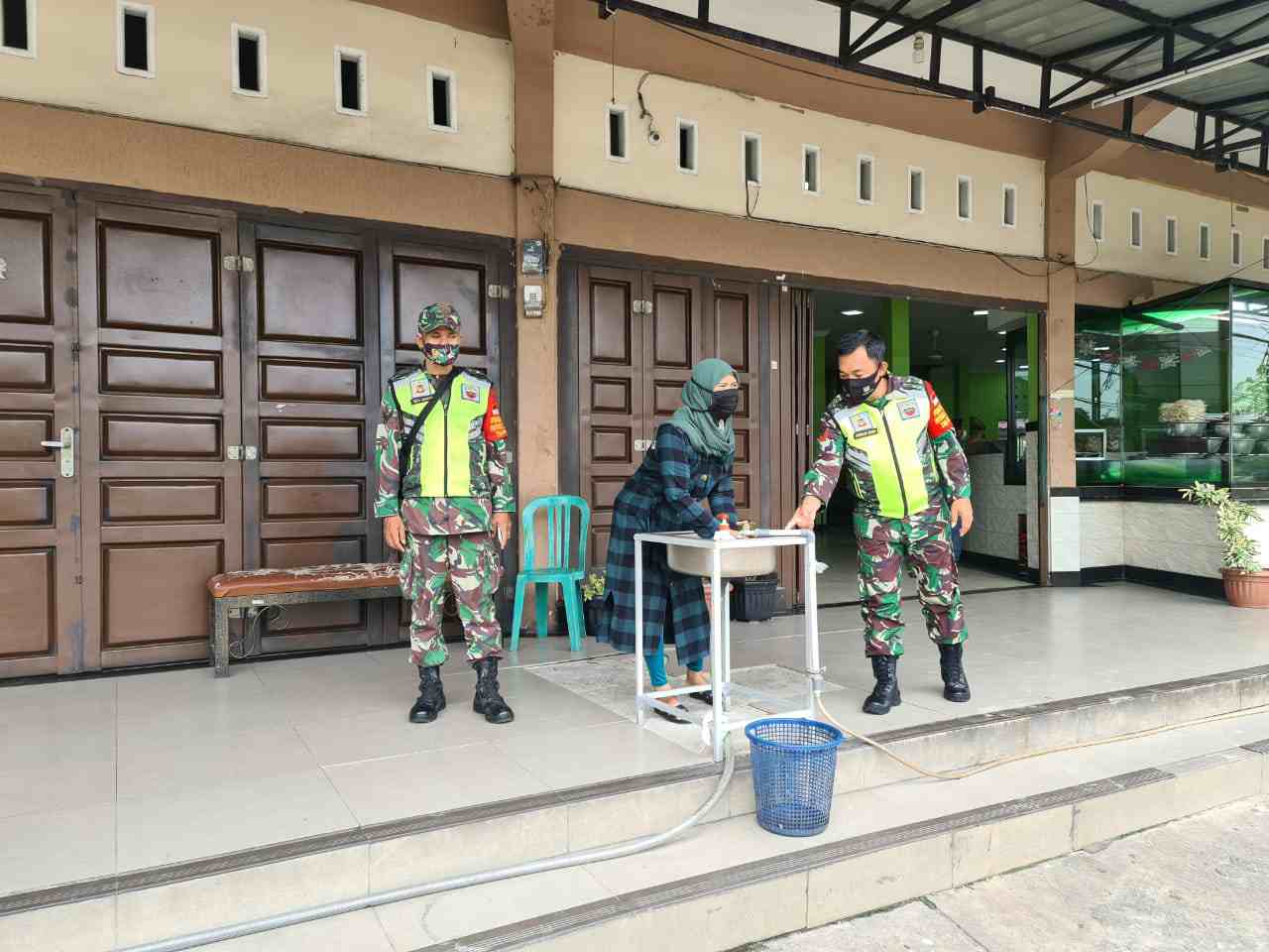 Sertu SDG Barus Himbau Protokol Kesehatan di Tempat Keramaian RM Yuanda
