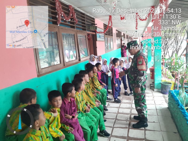 Babinsa Serma Fauzi Berikan Penyuluhan Pancasila Kepada SDN 10 Air Jamban, Mandau