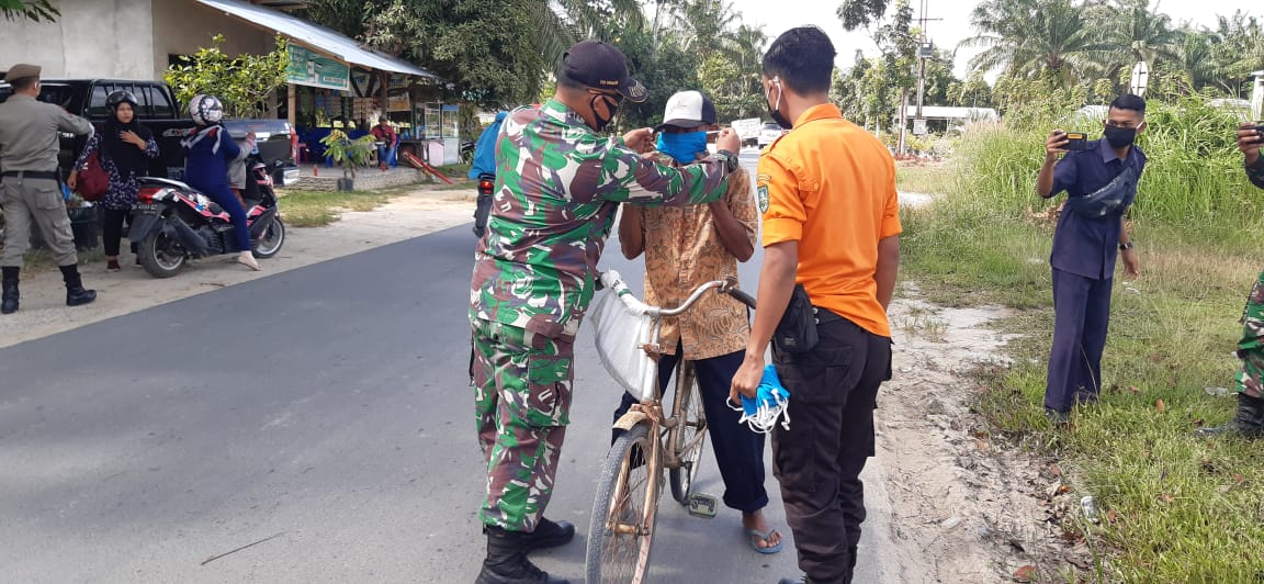 Tingkatkan Protokol Kesehatan, Babinsa Koramil 04/Mandau Laksanakan Patroli Yustisi