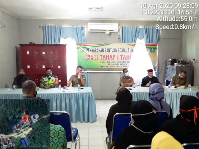 Penyerahan BLT Desa Muara Basung Mendapat Pengawalan TNI