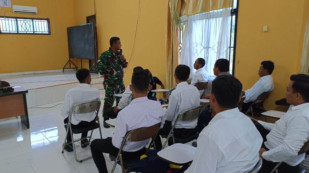 Sertu Roy Pardomuan Berikan Penyuluhan Pancasila kepada Warga Mandau