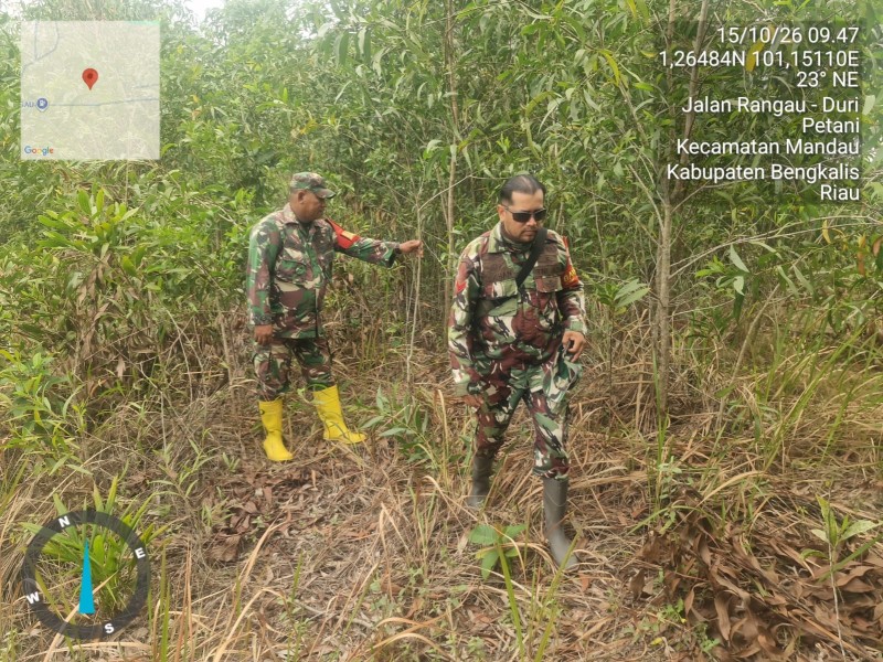 Patroli Karhutla Terus dilakukan, Babinsa Serma Agusliadi, Koptu M. Khan cek Lahan Rawan di Jalan Rangau, Batsol
