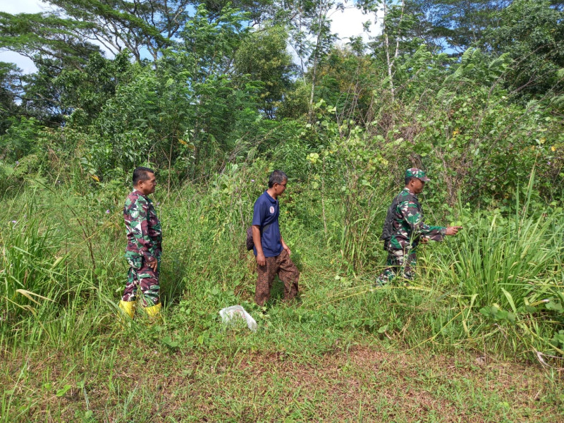 Terus Laksanakan Patroli, Babinsa Koramil 03/Mandau Serma Suprapto, Serka Fauzi dan Serka Ristiyo di Mandau