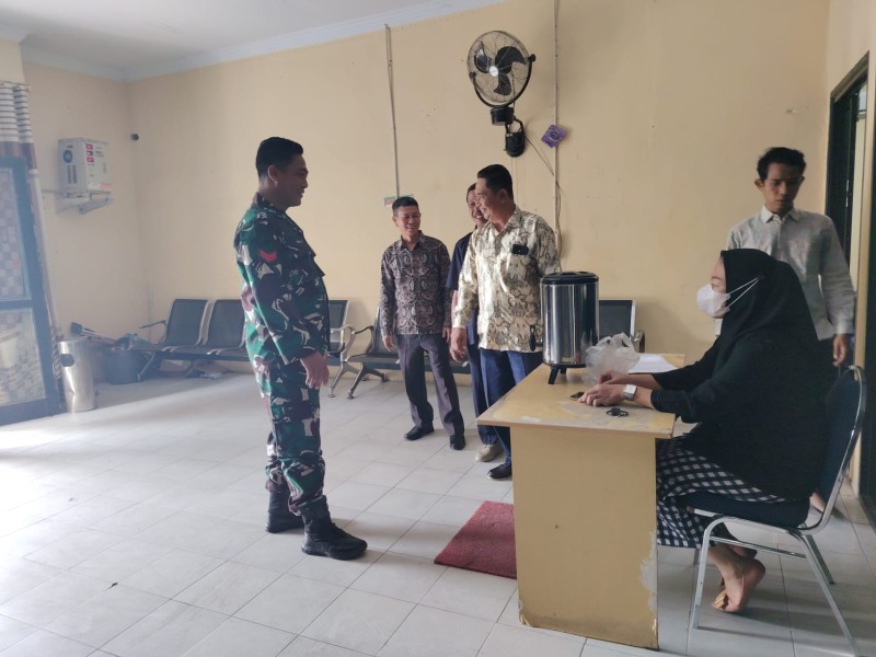 Babinsa Koptu Bambang Berikan Penyuluhan Pancasila Kepada Warga Jalan Muajolelo, Pinggir, Kampung Pancasila