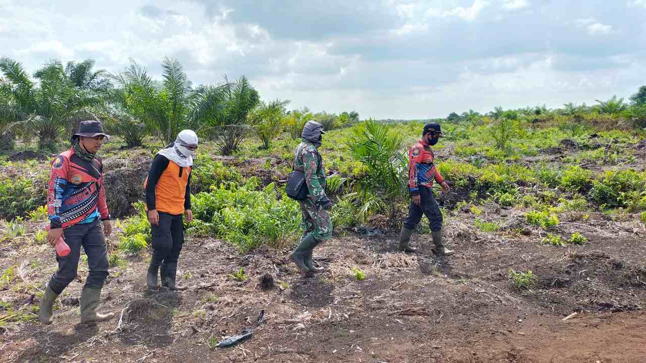 Mengurangi Titik Api, Kopda Muchsin Pimpin Patroli Karhutla di Desa Pangkalan Libut