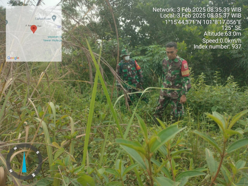 Babinsa Pelda Yulihar, Sertu Sutiman, Pratu D. Sinaga, berpatroli Karhutla di Desa Petani, Batsol