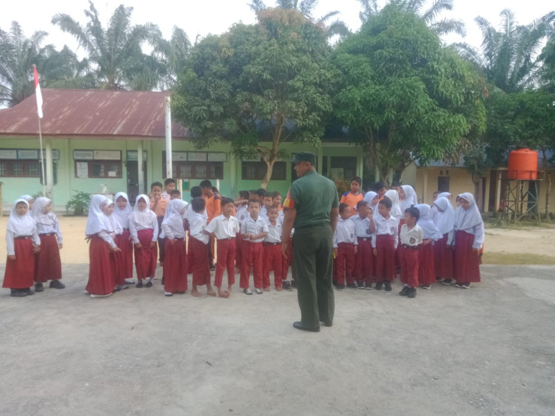 Babinsa Serda Paino Berikan Komsos Pancasila Kepada Siswa di Desa Semunai