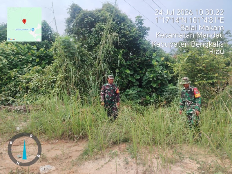 Babinsa Sertu Handoko, Koptu Bambang Patroli Karhutla di Desa Petani, Kecamatan Batsol, Bengkalis