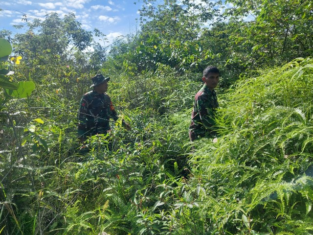 Gencar Laksanakan Patroli, Babinsa Koramil 03/Mandau Serda D. Simanjuntak dan Koptu Ml. Silaban di Wilayah Desa Sebangar