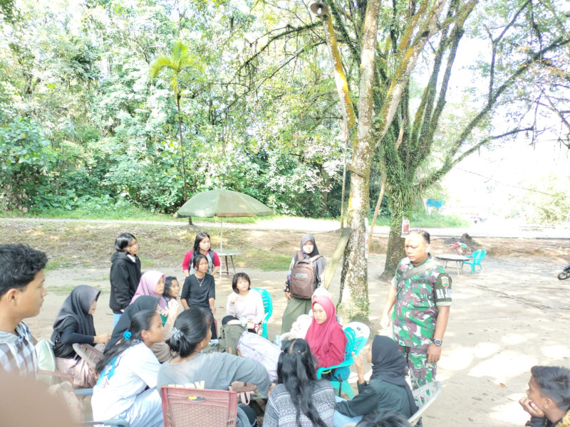 Babinsa Serda AT. Silaban Berikan Komsos Pancasila Kepada Siswa SMAN 5 Pinggir Kelurahan Titian Antui