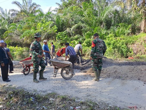 Anggota Babinsa Pos Ramil Bathin Solapan, Laksanakan Goro di RW 01 Desa Boncah Mahang