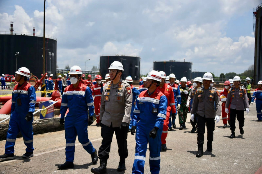 Kapolda Riau Irjen Iqbal Tinjau Lokasi Ledakan, Tim Lakukan Investigasi, Pastikan Stok Minyak Pertamina Untuk Masyarakat Aman