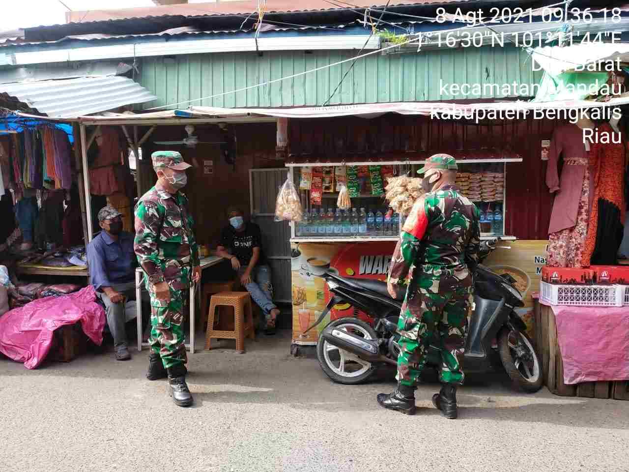 Himbau Pengunjung Pasar Sidomulyo Agar Protkes, Pesan Serma Yulihar Bersama Tim