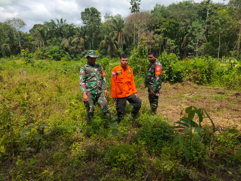 Terus Laksanakan Patroli, Babinsa Koramil 03/Mandau Kopda Bambang dan Kopda Nasution di Tasik Serai