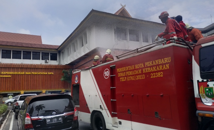 Fasilitan Umum dan Jalan Protokol di Pekanbaru Disemprot Disinfektan