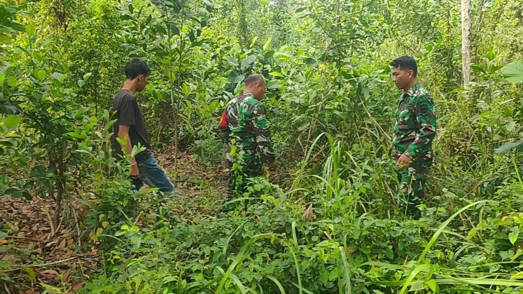 Terus Laksanakan Patroli, Babinsa Koramil 03/Mandau Serda M. Fikri dan Kopda Samosir di RT 02 RW 04 Desa Tasik Serai Barat