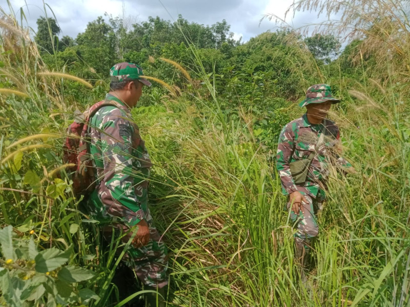 Terus Laksanakan Patroli, Babinsa Koramil 03/Mandau Serda Paino dan Serda Joni di RT 05 RW 08, Desa Petani