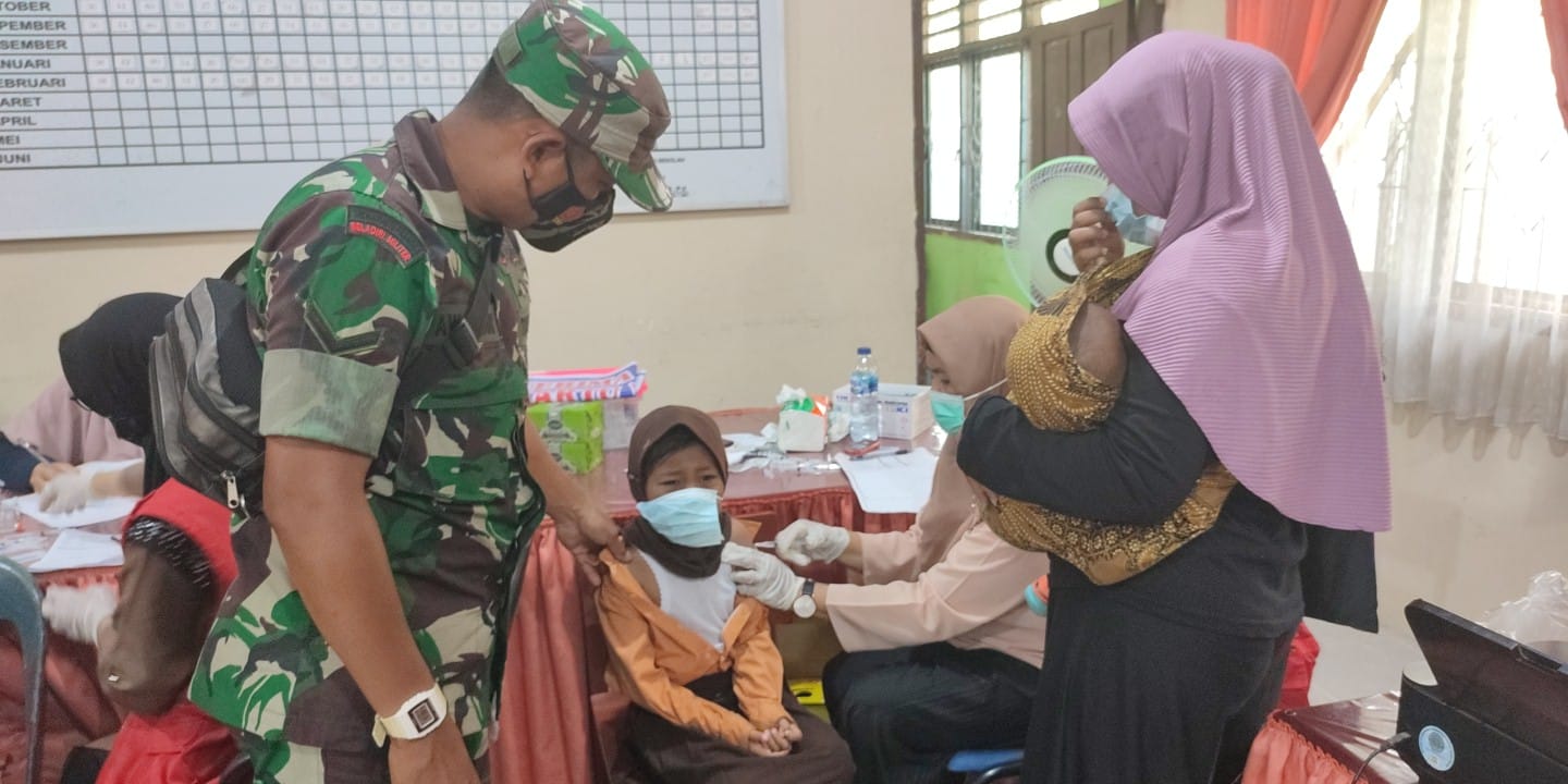 Babinsa Koramil 03/Mandau Serma Sutrisno dan Serda Awaluddin Pendampingan Vaksin di SDN 4 Batsol