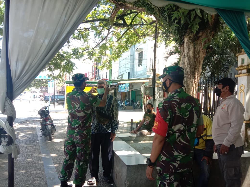 Pelda Armen, Sertu Handoko dan Serda D. Simanjuntak Himbau Protkes di Depan Kantor Camat