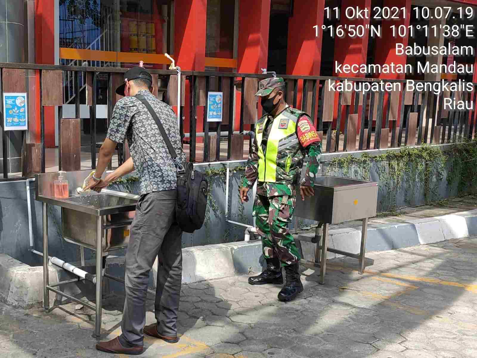 Himbau Pengunjung Mancy, Serma Sutrisno dan Serka Agusliadi Berpesan Gunakan Masker
